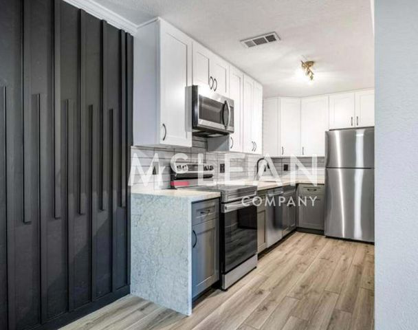 2809 N Los Felices Circle E 212, Palm Springs, CA 92262