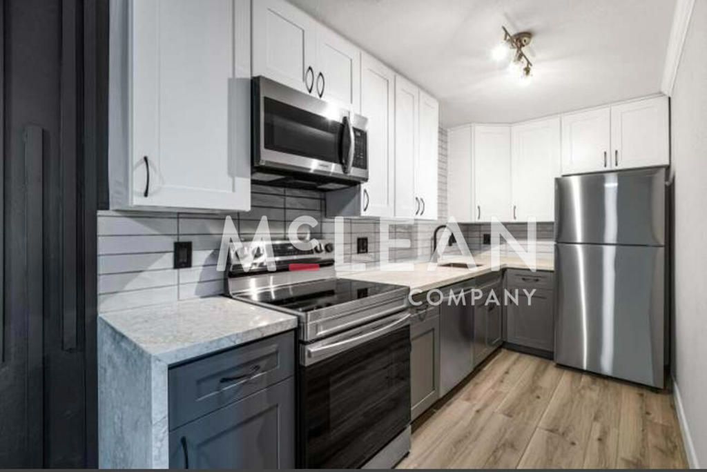 2809 N Los Felices Circle E 212, Palm Springs, CA 92262