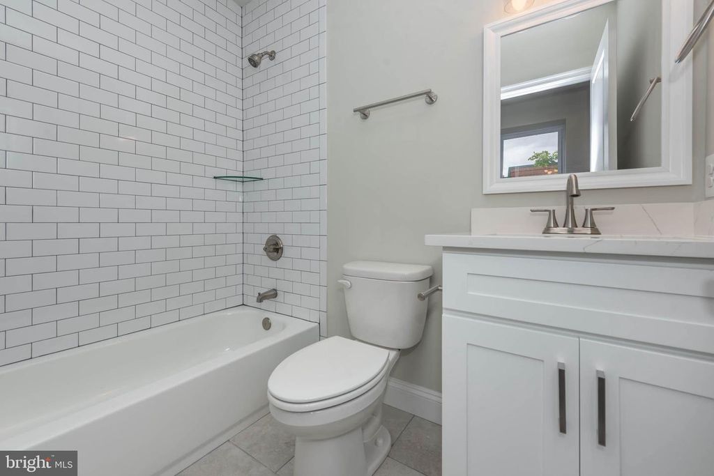 Image 11 of property listing at 400 N PATTERSON PARK AVE, Baltimore, MD 21231