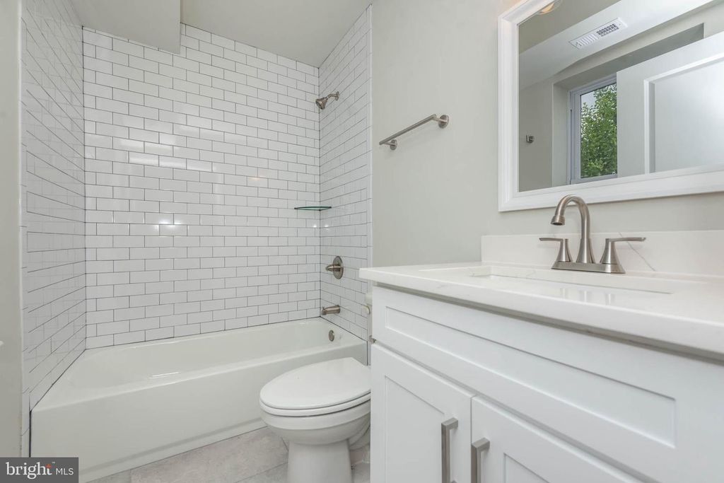 Image 31 of property listing at 400 N PATTERSON PARK AVE, Baltimore, MD 21231