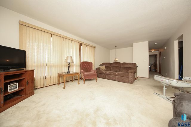 2804 W Skyline Dr Drive, Sioux Falls, SD 57107