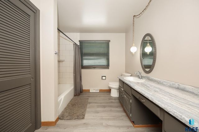 2804 W Skyline Dr Drive, Sioux Falls, SD 57107