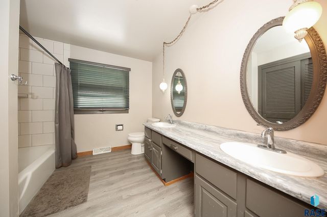 2804 W Skyline Dr Drive, Sioux Falls, SD 57107