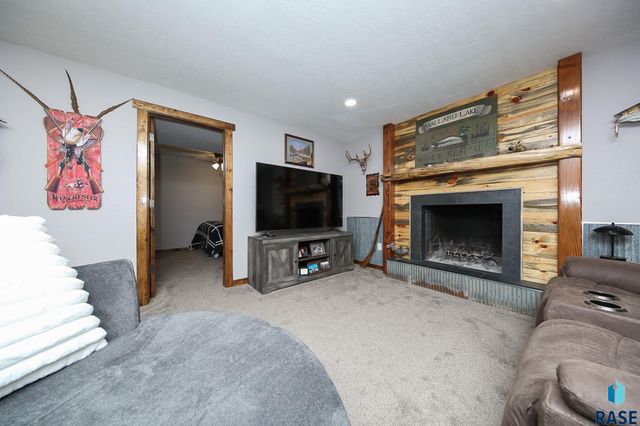 2804 W Skyline Dr Drive, Sioux Falls, SD 57107