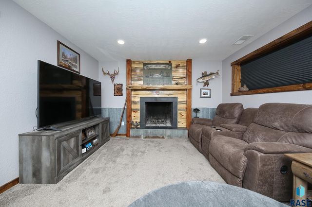 2804 W Skyline Dr Drive, Sioux Falls, SD 57107