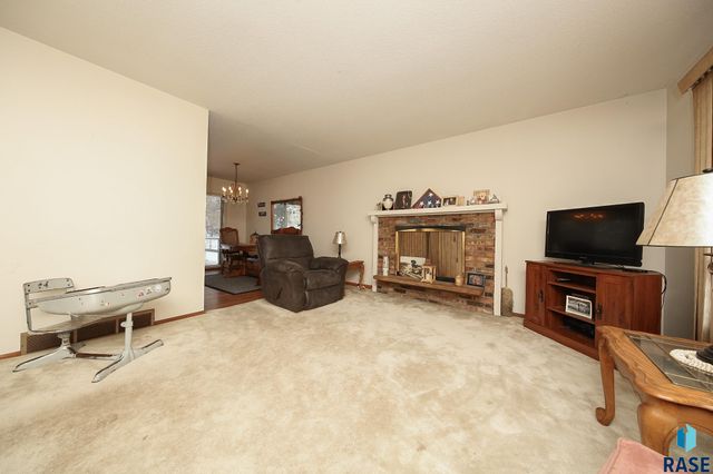 2804 W Skyline Dr Drive, Sioux Falls, SD 57107