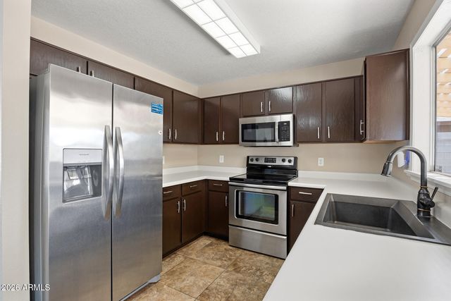 2111 E PARADISE Lane, Phoenix, AZ 85022