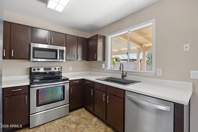 2111 E PARADISE Lane, Phoenix, AZ 85022
