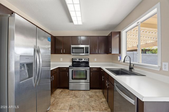 2111 E PARADISE Lane, Phoenix, AZ 85022