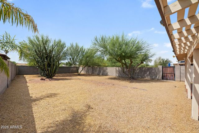 2111 E PARADISE Lane, Phoenix, AZ 85022