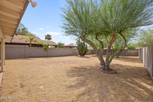 2111 E PARADISE Lane, Phoenix, AZ 85022