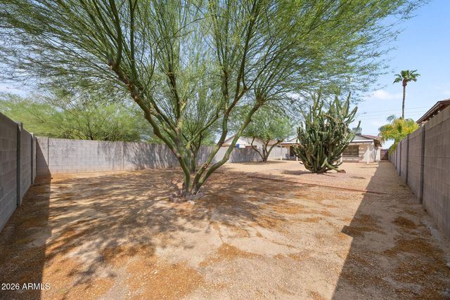 2111 E PARADISE Lane, Phoenix, AZ 85022