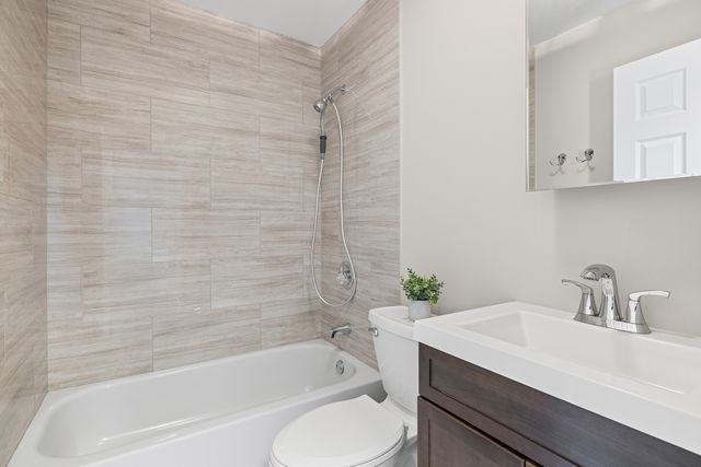 17914 W Twin Lakes Boulevard, Grayslake, IL 60030