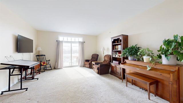 61 Pearl St Unit 18, Essex Junction, VT 05452