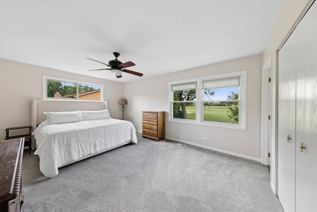8425 Creekside Lane, Darien, IL 60561