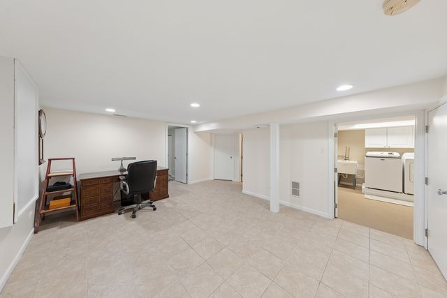 8425 Creekside Lane, Darien, IL 60561