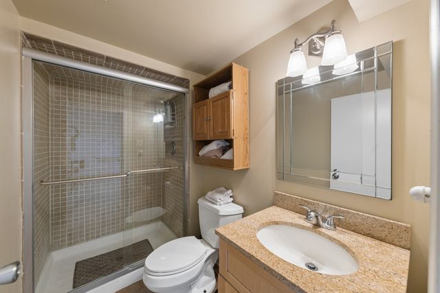 8425 Creekside Lane, Darien, IL 60561