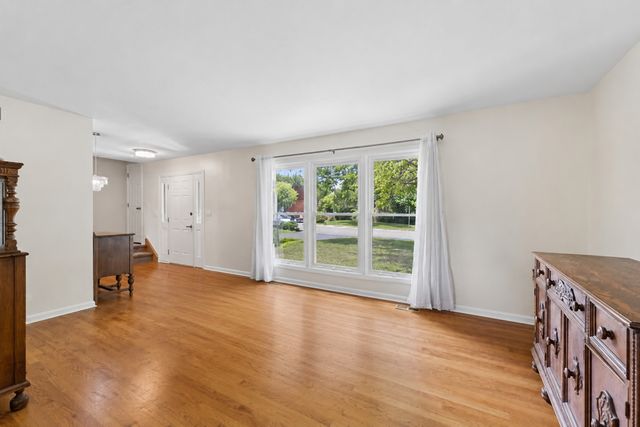 8425 Creekside Lane, Darien, IL 60561