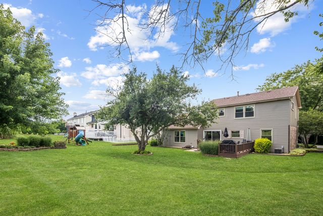 8425 Creekside Lane, Darien, IL 60561