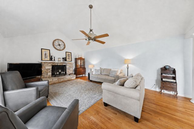 8425 Creekside Lane, Darien, IL 60561