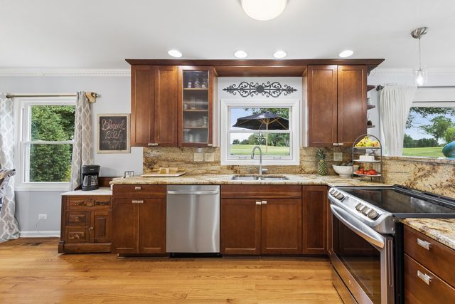 8425 Creekside Lane, Darien, IL 60561