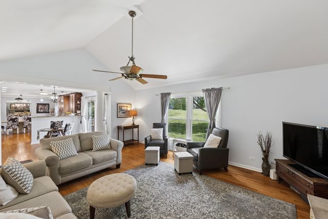 8425 Creekside Lane, Darien, IL 60561