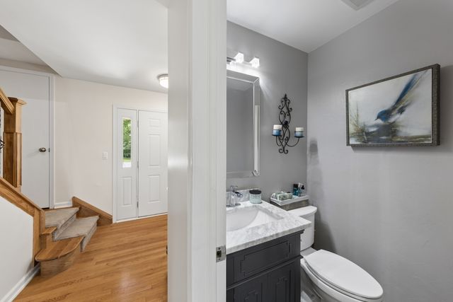 8425 Creekside Lane, Darien, IL 60561