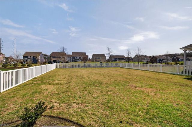 709 Big Bear LN, Chesapeake, VA 23323