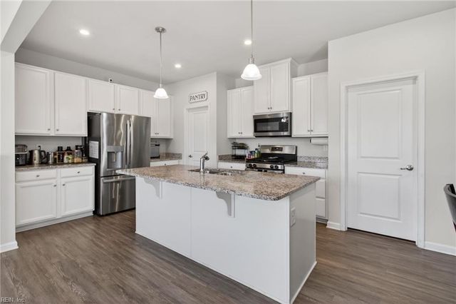 709 Big Bear LN, Chesapeake, VA 23323