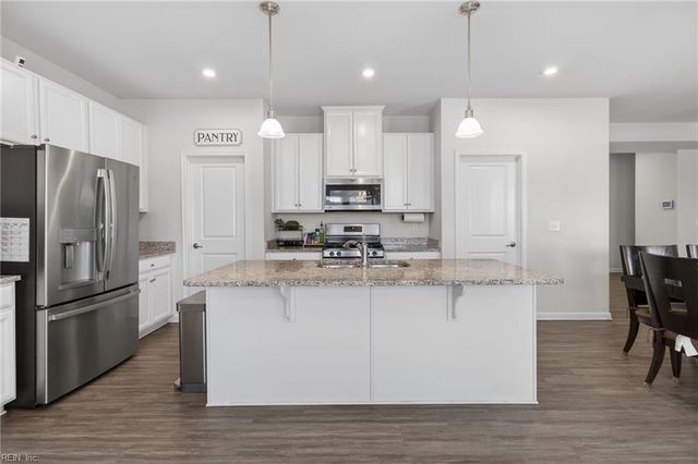 709 Big Bear LN, Chesapeake, VA 23323