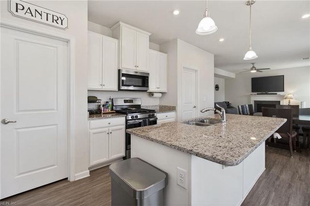 709 Big Bear LN, Chesapeake, VA 23323