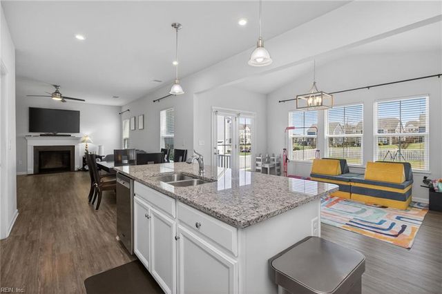 709 Big Bear LN, Chesapeake, VA 23323