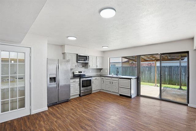 2711 Treeview Drive, Arlington, TX 76016