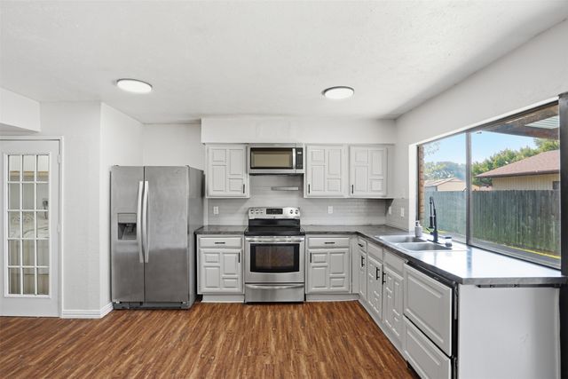 2711 Treeview Drive, Arlington, TX 76016