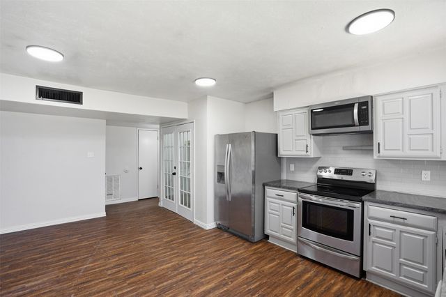 2711 Treeview Drive, Arlington, TX 76016