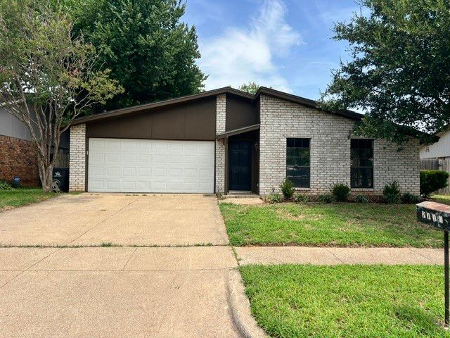 2711 Treeview Drive, Arlington, TX 76016