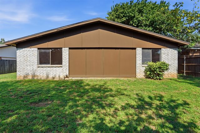 2711 Treeview Drive, Arlington, TX 76016