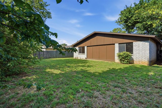 2711 Treeview Drive, Arlington, TX 76016