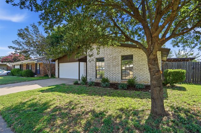 2711 Treeview Drive, Arlington, TX 76016