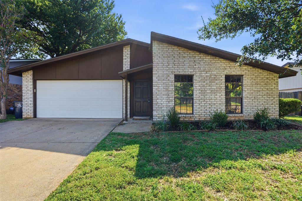 2711 Treeview Drive, Arlington, TX 76016