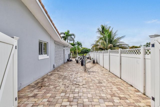 1404 Alpha Court S, Lake Clarke Shores, FL 33406