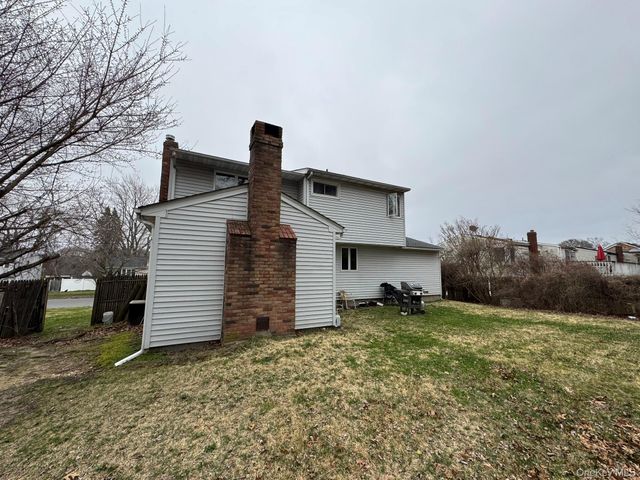 18 Willow Street, Selden, NY 11784