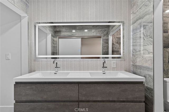 9529 Via Salerno, Burbank, CA 91504
