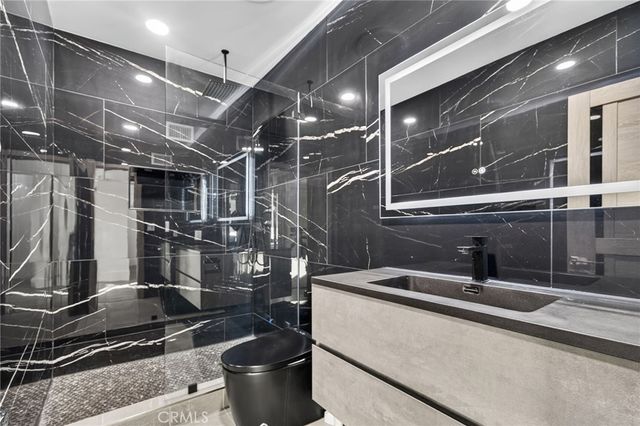 9529 Via Salerno, Burbank, CA 91504