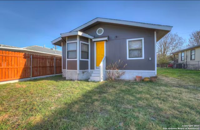 218 S Peach Ave, New Braunfels, TX 78130