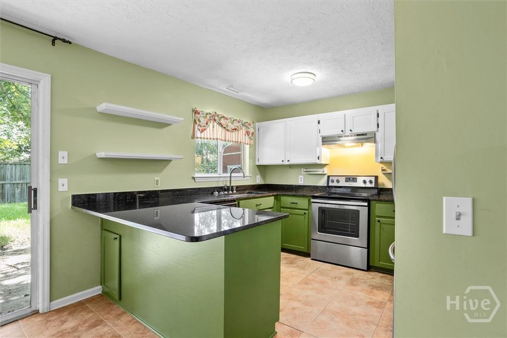 Image 10 of property listing at 27 Jack Snipe Court E, Richmond Hill, GA 31324