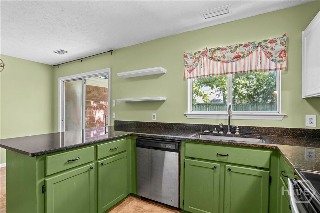 Image 11 of property listing at 27 Jack Snipe Court E, Richmond Hill, GA 31324