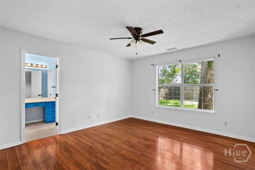 Image 15 of property listing at 27 Jack Snipe Court E, Richmond Hill, GA 31324
