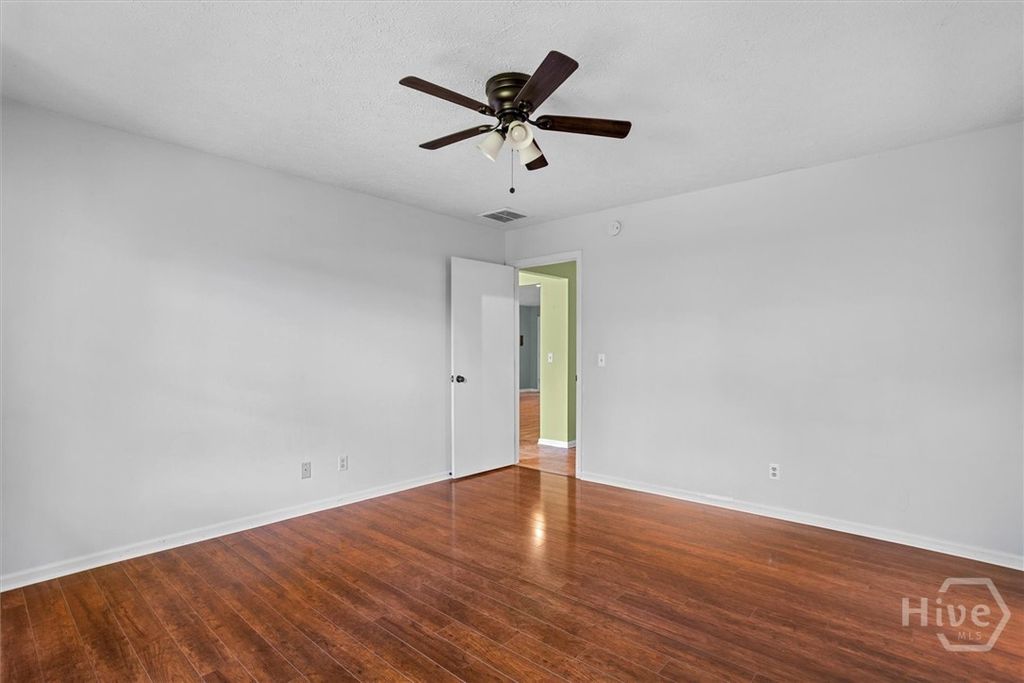Image 16 of property listing at 27 Jack Snipe Court E, Richmond Hill, GA 31324