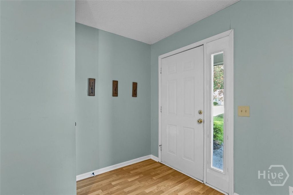 Image 2 of property listing at 27 Jack Snipe Court E, Richmond Hill, GA 31324